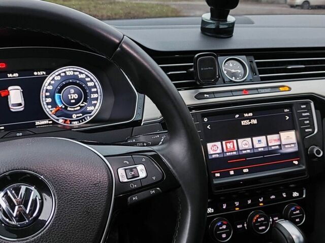 Білий Фольксваген Пассат Варіант, об'ємом двигуна 2 л та пробігом 252 тис. км за 16500 $, фото 5 на Automoto.ua