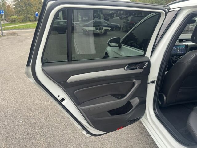 Білий Фольксваген Пассат Варіант, об'ємом двигуна 1.6 л та пробігом 216 тис. км за 13700 $, фото 15 на Automoto.ua