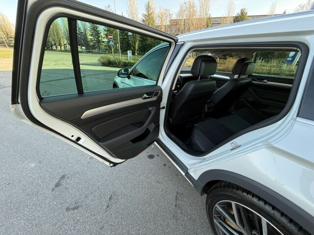 Білий Фольксваген Пассат Варіант, об'ємом двигуна 2 л та пробігом 195 тис. км за 16750 $, фото 10 на Automoto.ua