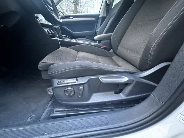 Білий Фольксваген Пассат Варіант, об'ємом двигуна 2 л та пробігом 236 тис. км за 12500 $, фото 9 на Automoto.ua