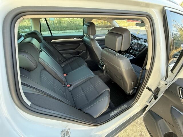 Білий Фольксваген Пассат Варіант, об'ємом двигуна 2 л та пробігом 195 тис. км за 16750 $, фото 6 на Automoto.ua