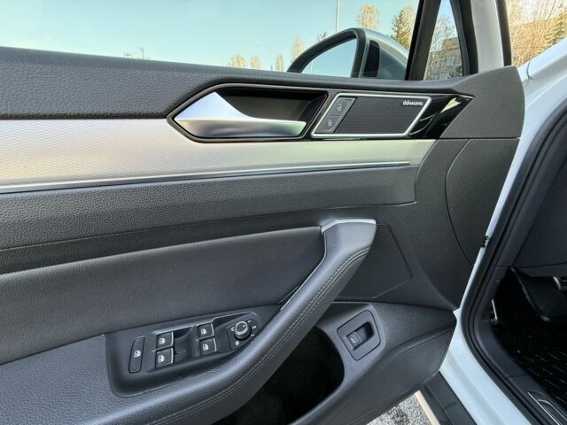 Білий Фольксваген Пассат Варіант, об'ємом двигуна 2 л та пробігом 195 тис. км за 16750 $, фото 17 на Automoto.ua