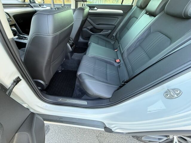 Білий Фольксваген Пассат Варіант, об'ємом двигуна 2 л та пробігом 195 тис. км за 16750 $, фото 11 на Automoto.ua