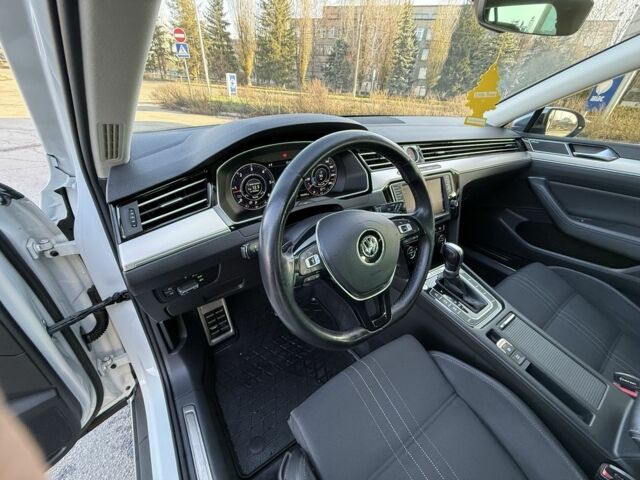 Білий Фольксваген Пассат Варіант, об'ємом двигуна 2 л та пробігом 195 тис. км за 16750 $, фото 16 на Automoto.ua