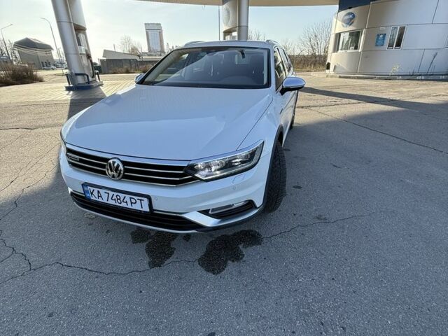 Білий Фольксваген Пассат Варіант, об'ємом двигуна 2 л та пробігом 195 тис. км за 16750 $, фото 1 на Automoto.ua