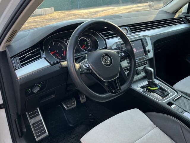 Белый Фольксваген Пассат Вариант, объемом двигателя 1.6 л и пробегом 235 тыс. км за 14999 $, фото 4 на Automoto.ua