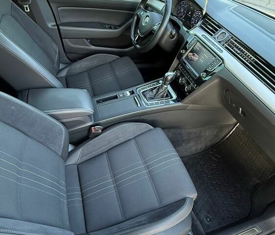 Білий Фольксваген Пассат Варіант, об'ємом двигуна 2 л та пробігом 195 тис. км за 16750 $, фото 5 на Automoto.ua