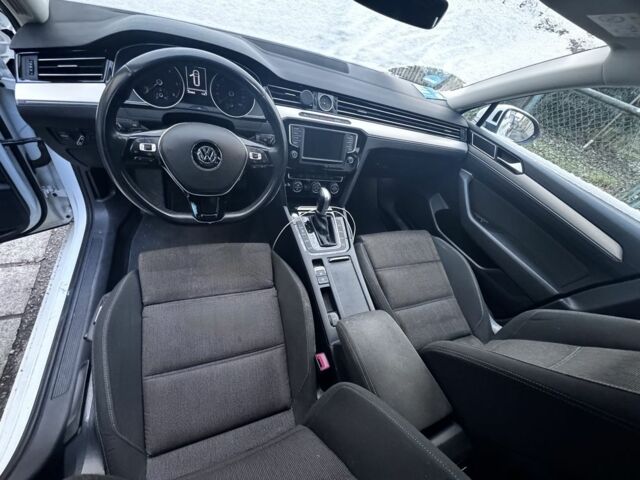 Білий Фольксваген Пассат Варіант, об'ємом двигуна 2 л та пробігом 236 тис. км за 12500 $, фото 13 на Automoto.ua