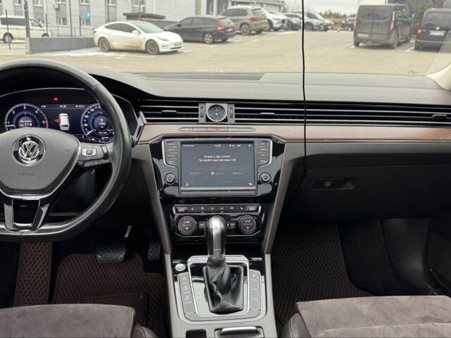 Белый Фольксваген Пассат Вариант, объемом двигателя 2 л и пробегом 263 тыс. км за 17800 $, фото 7 на Automoto.ua