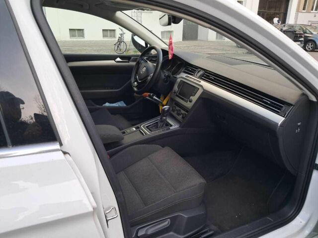 Білий Фольксваген Пассат Варіант, об'ємом двигуна 1.6 л та пробігом 237 тис. км за 14800 $, фото 9 на Automoto.ua