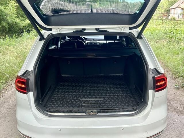 Белый Фольксваген Пассат Вариант, объемом двигателя 2 л и пробегом 288 тыс. км за 17999 $, фото 11 на Automoto.ua