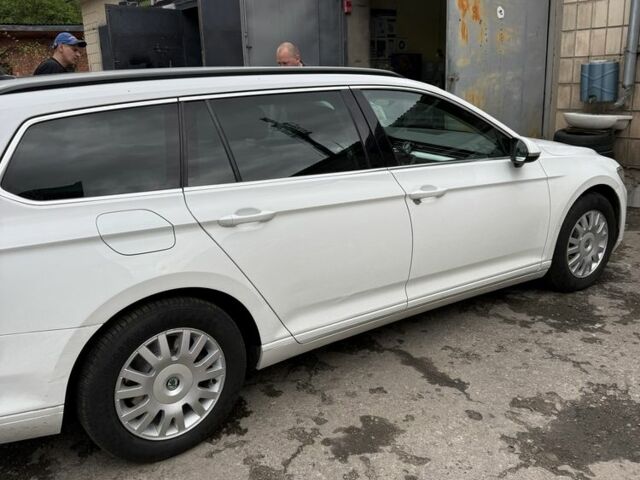 Білий Фольксваген Пассат Варіант, об'ємом двигуна 2 л та пробігом 325 тис. км за 12553 $, фото 5 на Automoto.ua