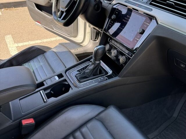 Білий Фольксваген Пассат Варіант, об'ємом двигуна 2 л та пробігом 197 тис. км за 20800 $, фото 5 на Automoto.ua