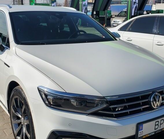 Белый Фольксваген Пассат Вариант, объемом двигателя 2 л и пробегом 210 тыс. км за 25000 $, фото 1 на Automoto.ua