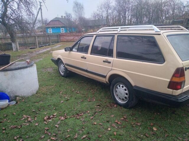 Бежевый Фольксваген Пассат Вариант, объемом двигателя 1 л и пробегом 200 тыс. км за 1050 $, фото 1 на Automoto.ua