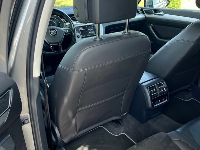 Бежевый Фольксваген Пассат Вариант, объемом двигателя 2 л и пробегом 255 тыс. км за 15119 $, фото 11 на Automoto.ua