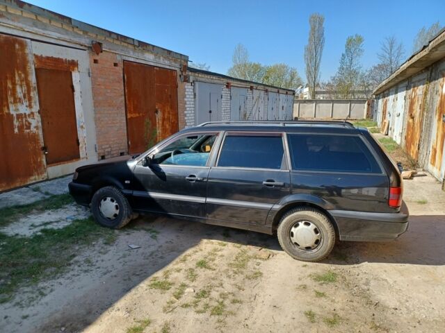 Чорний Фольксваген Пассат Варіант, об'ємом двигуна 1.8 л та пробігом 300 тис. км за 2950 $, фото 1 на Automoto.ua