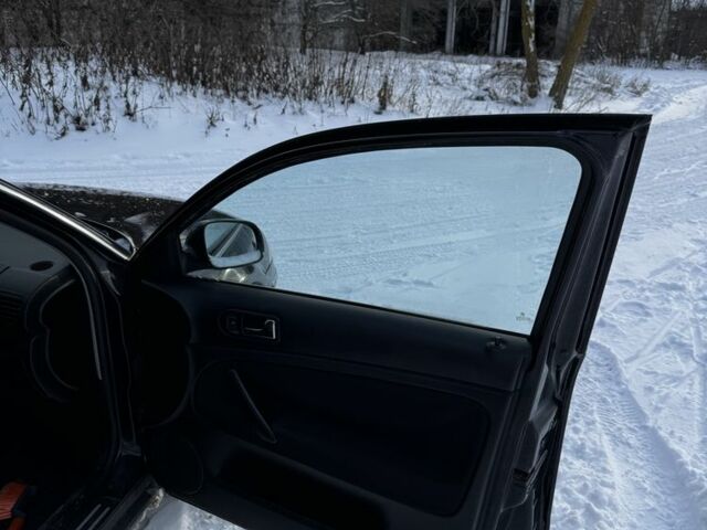 Черный Фольксваген Пассат Вариант, объемом двигателя 1.9 л и пробегом 300 тыс. км за 3799 $, фото 12 на Automoto.ua