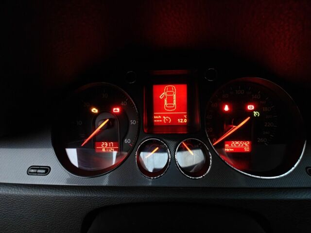 Черный Фольксваген Пассат Вариант, объемом двигателя 2 л и пробегом 225 тыс. км за 6000 $, фото 7 на Automoto.ua