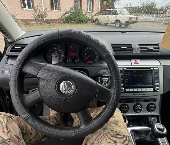 Черный Фольксваген Пассат Вариант, объемом двигателя 2 л и пробегом 400 тыс. км за 2499 $, фото 6 на Automoto.ua