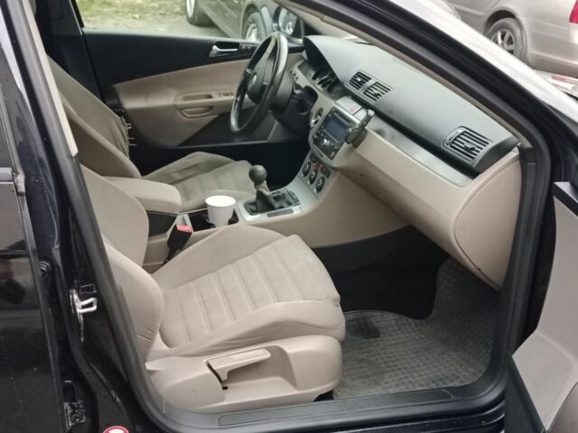 Черный Фольксваген Пассат Вариант, объемом двигателя 2 л и пробегом 300 тыс. км за 2300 $, фото 3 на Automoto.ua