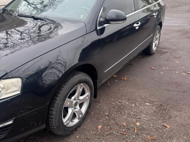 Черный Фольксваген Пассат Вариант, объемом двигателя 2 л и пробегом 200 тыс. км за 7000 $, фото 1 на Automoto.ua