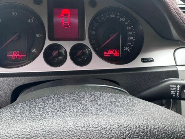 Черный Фольксваген Пассат Вариант, объемом двигателя 2 л и пробегом 200 тыс. км за 7000 $, фото 5 на Automoto.ua