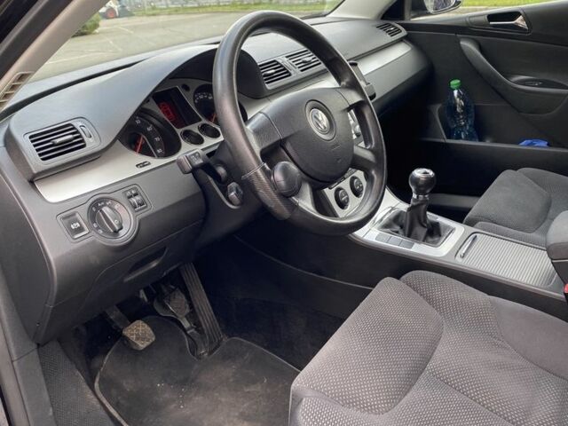 Черный Фольксваген Пассат Вариант, объемом двигателя 1.8 л и пробегом 195 тыс. км за 6000 $, фото 3 на Automoto.ua