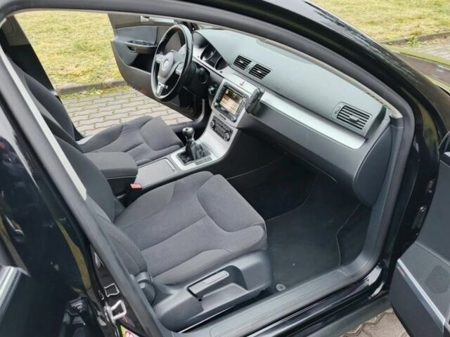 Черный Фольксваген Пассат Вариант, объемом двигателя 2 л и пробегом 239 тыс. км за 1712 $, фото 12 на Automoto.ua