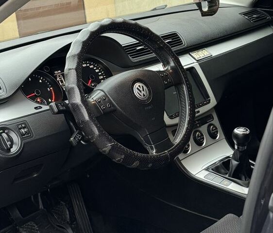 Черный Фольксваген Пассат Вариант, объемом двигателя 2 л и пробегом 290 тыс. км за 8500 $, фото 4 на Automoto.ua