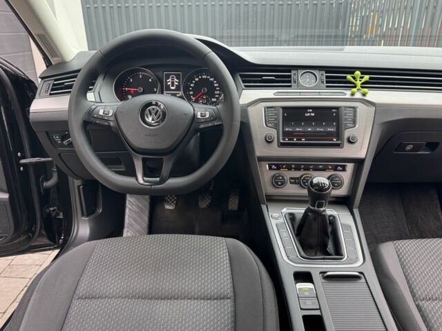 Черный Фольксваген Пассат Вариант, объемом двигателя 1.6 л и пробегом 255 тыс. км за 11900 $, фото 12 на Automoto.ua