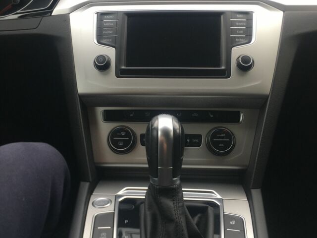 Черный Фольксваген Пассат Вариант, объемом двигателя 2 л и пробегом 212 тыс. км за 15000 $, фото 5 на Automoto.ua