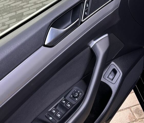 Чорний Фольксваген Пассат Варіант, об'ємом двигуна 1.6 л та пробігом 257 тис. км за 13900 $, фото 9 на Automoto.ua