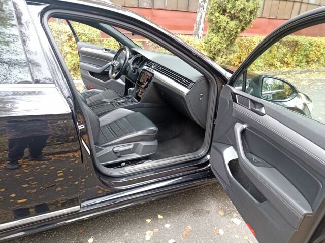 Фольксваген Пассат Варіант 2017 у Житомирі на Automoto.ua Чорний Фольксваген Пассат Варіант, об'ємом двигуна 2 л та пробігом 186 тис. км за 19900 $, фото 8 на Automoto.ua