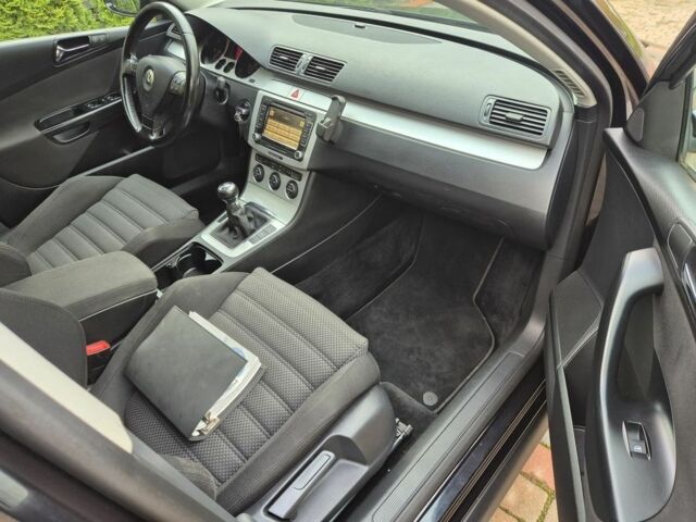 Черный Фольксваген Пассат Вариант, объемом двигателя 2 л и пробегом 224 тыс. км за 2150 $, фото 5 на Automoto.ua