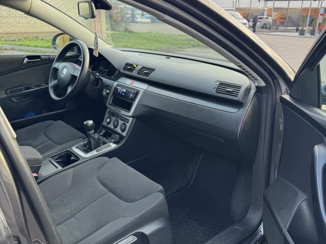 Коричневый Фольксваген Пассат Вариант, объемом двигателя 2 л и пробегом 281 тыс. км за 5299 $, фото 5 на Automoto.ua