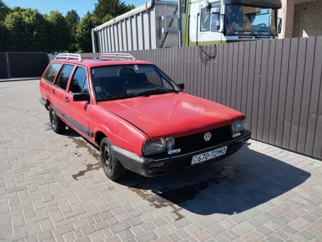 Красный Фольксваген Пассат Вариант, объемом двигателя 1 л и пробегом 200 тыс. км за 500 $, фото 1 на Automoto.ua