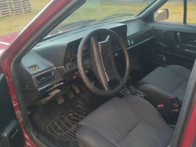 Красный Фольксваген Пассат Вариант, объемом двигателя 1.6 л и пробегом 999 тыс. км за 1550 $, фото 5 на Automoto.ua