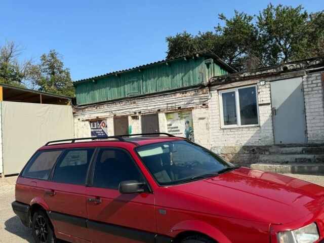 Красный Фольксваген Пассат Вариант, объемом двигателя 1.8 л и пробегом 300 тыс. км за 1500 $, фото 1 на Automoto.ua