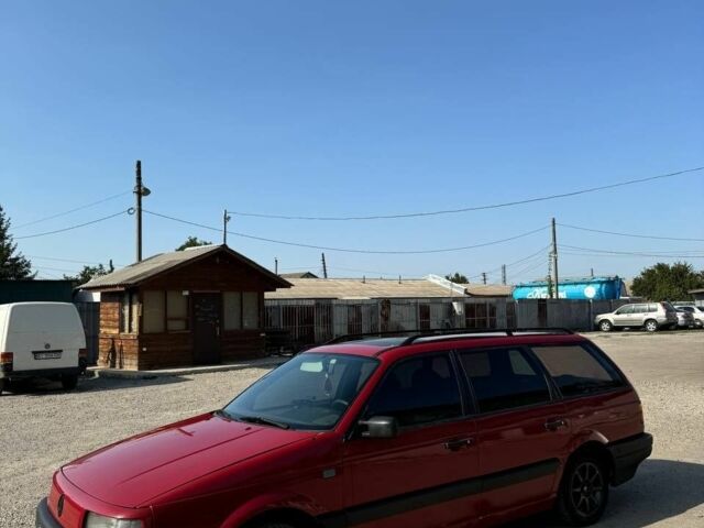 Красный Фольксваген Пассат Вариант, объемом двигателя 1.8 л и пробегом 300 тыс. км за 1650 $, фото 3 на Automoto.ua