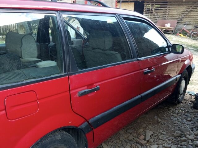 Фольксваген Пассат Вариант 1989 в Ужгороде на Automoto.ua Красный Фольксваген Пассат Вариант, объемом двигателя 1.8 л и пробегом 35 тыс. км за 1000 $, фото 4 на Automoto.ua