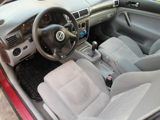 Червоний Фольксваген Пассат Варіант, об'ємом двигуна 1.8 л та пробігом 334 тис. км за 2650 $, фото 14 на Automoto.ua