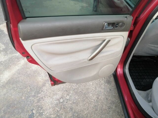 Червоний Фольксваген Пассат Варіант, об'ємом двигуна 1.8 л та пробігом 334 тис. км за 2650 $, фото 16 на Automoto.ua