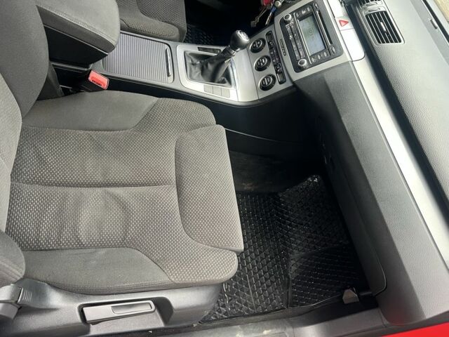 Червоний Фольксваген Пассат Варіант, об'ємом двигуна 1.6 л та пробігом 290 тис. км за 5000 $, фото 7 на Automoto.ua