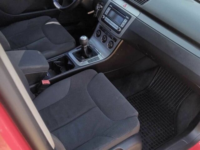 Красный Фольксваген Пассат Вариант, объемом двигателя 2 л и пробегом 313 тыс. км за 5300 $, фото 7 на Automoto.ua