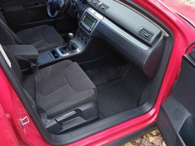 Красный Фольксваген Пассат Вариант, объемом двигателя 2 л и пробегом 313 тыс. км за 5300 $, фото 14 на Automoto.ua