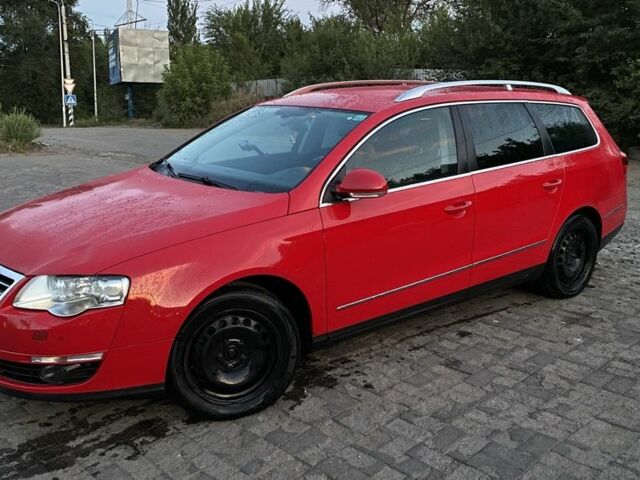 Красный Фольксваген Пассат Вариант, объемом двигателя 2 л и пробегом 300 тыс. км за 4650 $, фото 2 на Automoto.ua