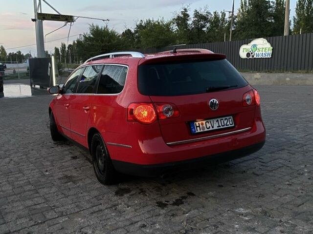 Красный Фольксваген Пассат Вариант, объемом двигателя 2 л и пробегом 300 тыс. км за 4650 $, фото 5 на Automoto.ua