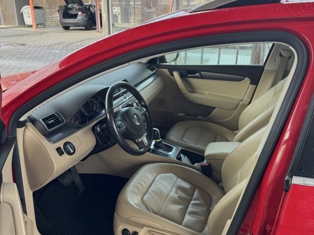 Красный Фольксваген Пассат Вариант, объемом двигателя 2 л и пробегом 300 тыс. км за 8950 $, фото 4 на Automoto.ua