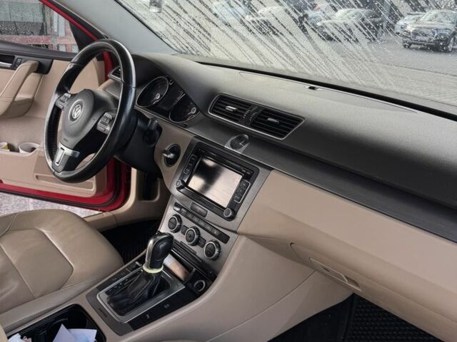 Красный Фольксваген Пассат Вариант, объемом двигателя 2 л и пробегом 300 тыс. км за 8950 $, фото 8 на Automoto.ua